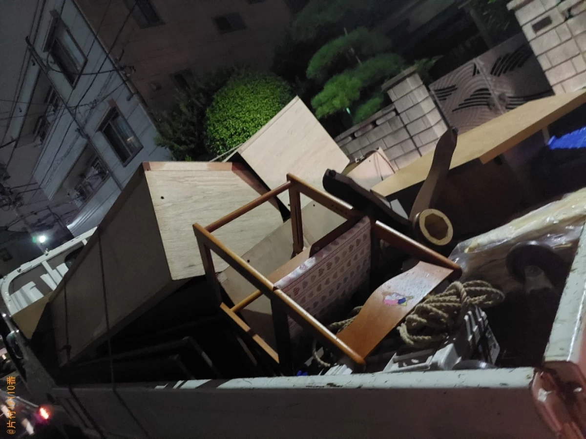 クローゼット、四人用ダイニングテーブル、椅子、テレビ台等の回収