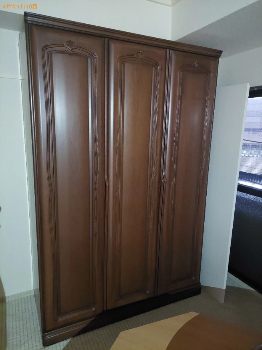 クローゼット、四人用ダイニングテーブル、椅子、テレビ台等の回収