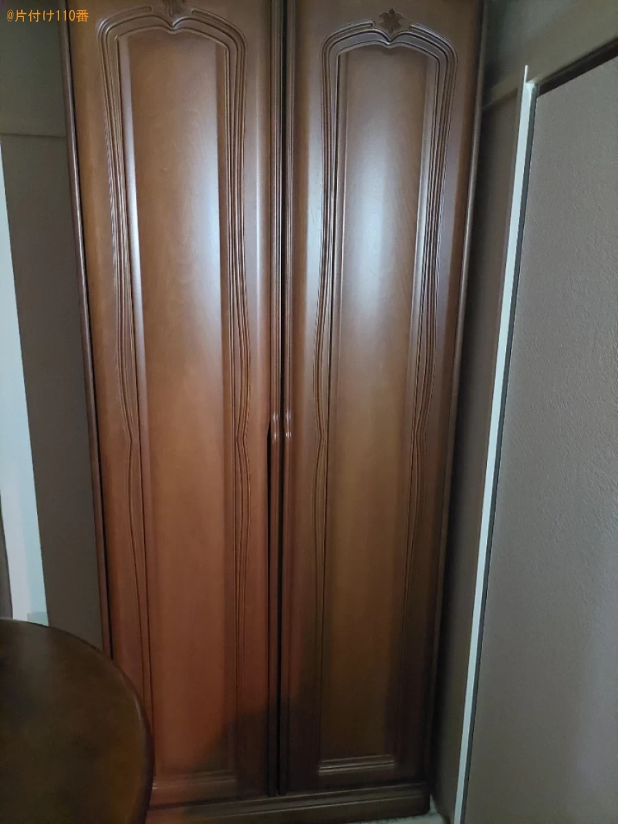 クローゼット、四人用ダイニングテーブル、椅子、テレビ台等の回収