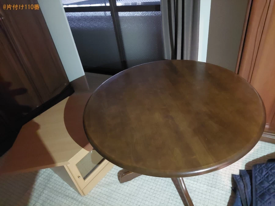 クローゼット、四人用ダイニングテーブル、椅子、テレビ台等の回収